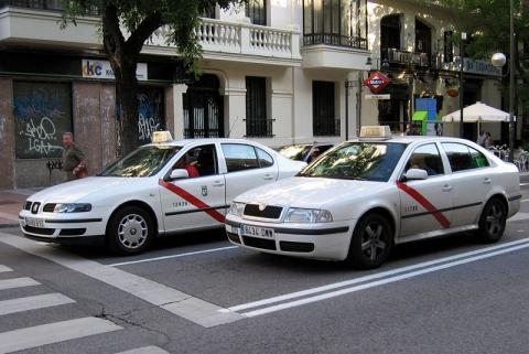 Los taxis de Madrid quieren cobrar un mínimo por viajes cercanos al aeropuerto