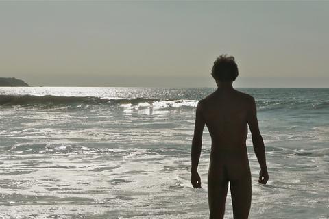 Ya es legal hacer nudismo en las playas de Tarifa