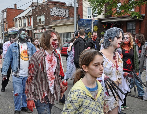 Jóvenes disfrazados de zombies