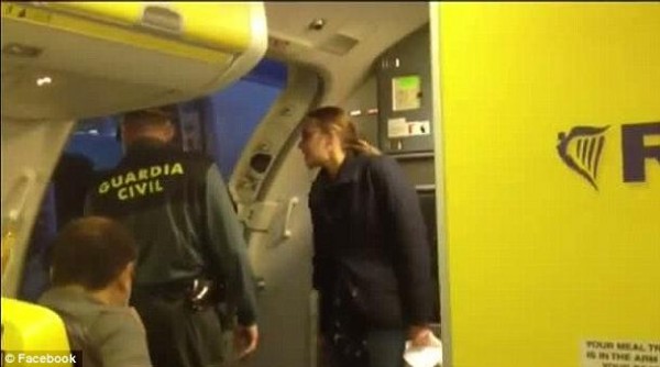 Ryanair hace intervenir a la Guardia Civil por exceso de equipaje
