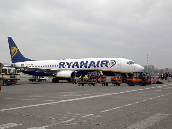 Ryanair cobra más de 6 euros por reserva