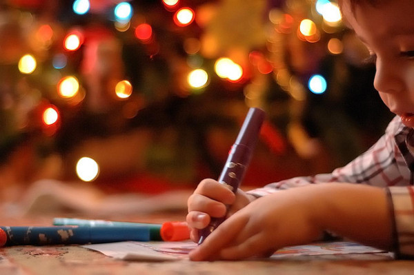 Niño escribiendo carta a los Reyes